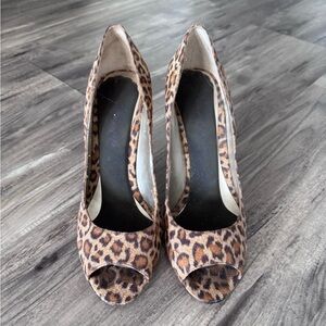 Nine West 3” peep toe leopard print size 7 1/2. Used-Heel still in great shape!